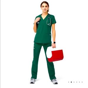 Figs 2 pockets on the front scrub top!